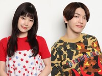 左から加藤千尋、髙塚大夢（INI）。