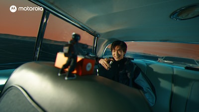 「motorola razr 60」CM「グッバイ渋滞」編より。