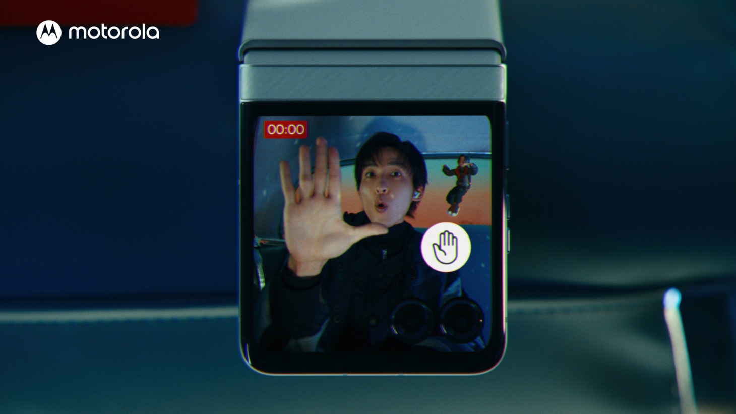 「motorola razr 60」CM「グッバイ渋滞」編より。