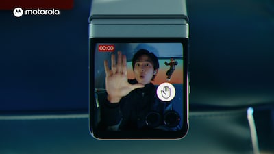 「motorola razr 60」CM「グッバイ渋滞」編より。