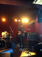 20歳頃。サポートでギターを弾いている様子。この頃のメインギターはGuyatoneという国産メーカーのエレキ。