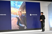 メンバーの渡辺翔太に撮影してもらった着物写真を紹介する目黒蓮。