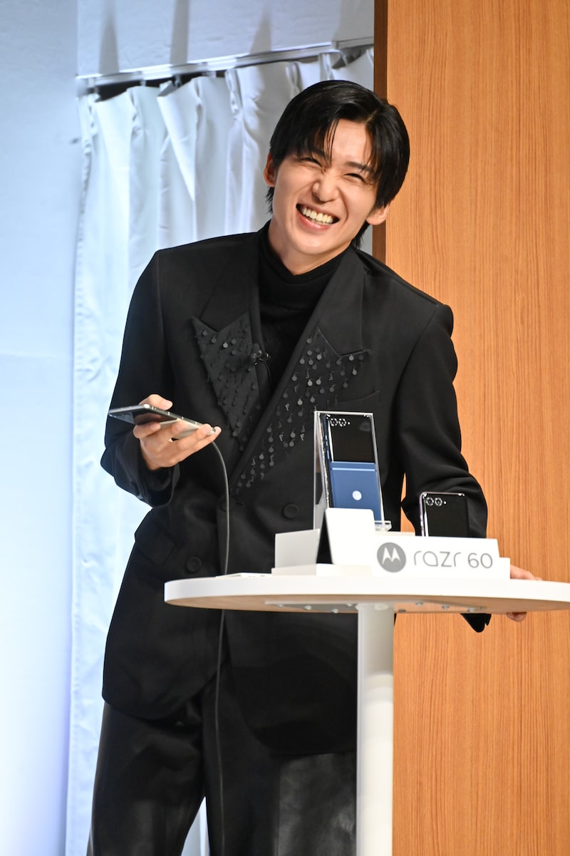 先日さんまを食べたばかりにも関わらず、また食べたいと思っていることまで「おまとメモ」にまとめられてしまって笑う目黒蓮。