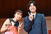 デュエットの終盤にピースをしてシャッターチャンスを提供する上白石萌歌と佐野晶哉（Aぇ! group）。