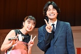 デュエットの終盤にピースをしてシャッターチャンスを提供する上白石萌歌と佐野晶哉(Aぇ! group)。
