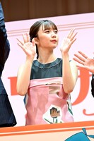 手を振る上白石萌歌。