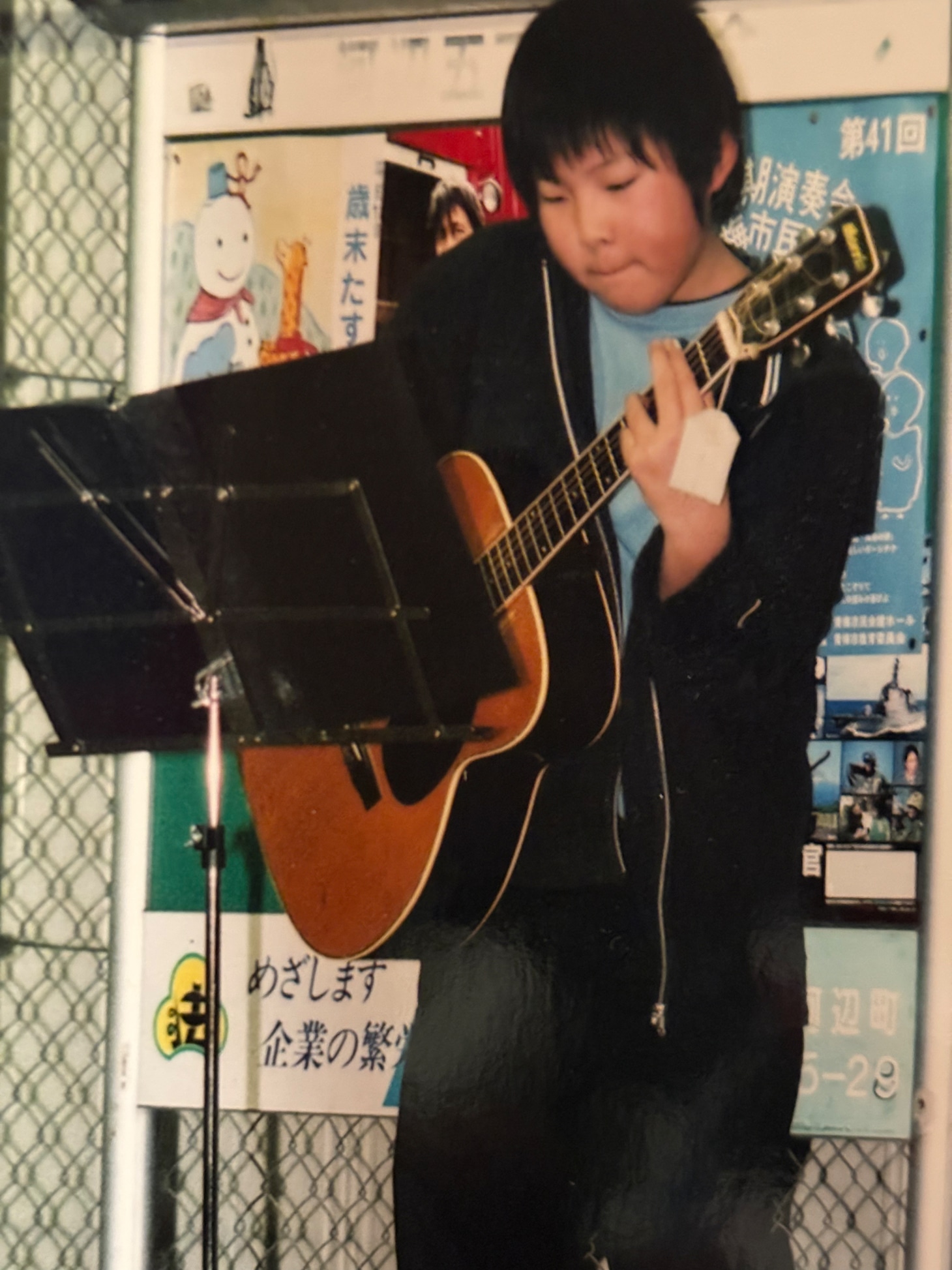 小学5年生の頃、ジョン・レノンの命日に最寄駅で弾き語りをする君島大空。