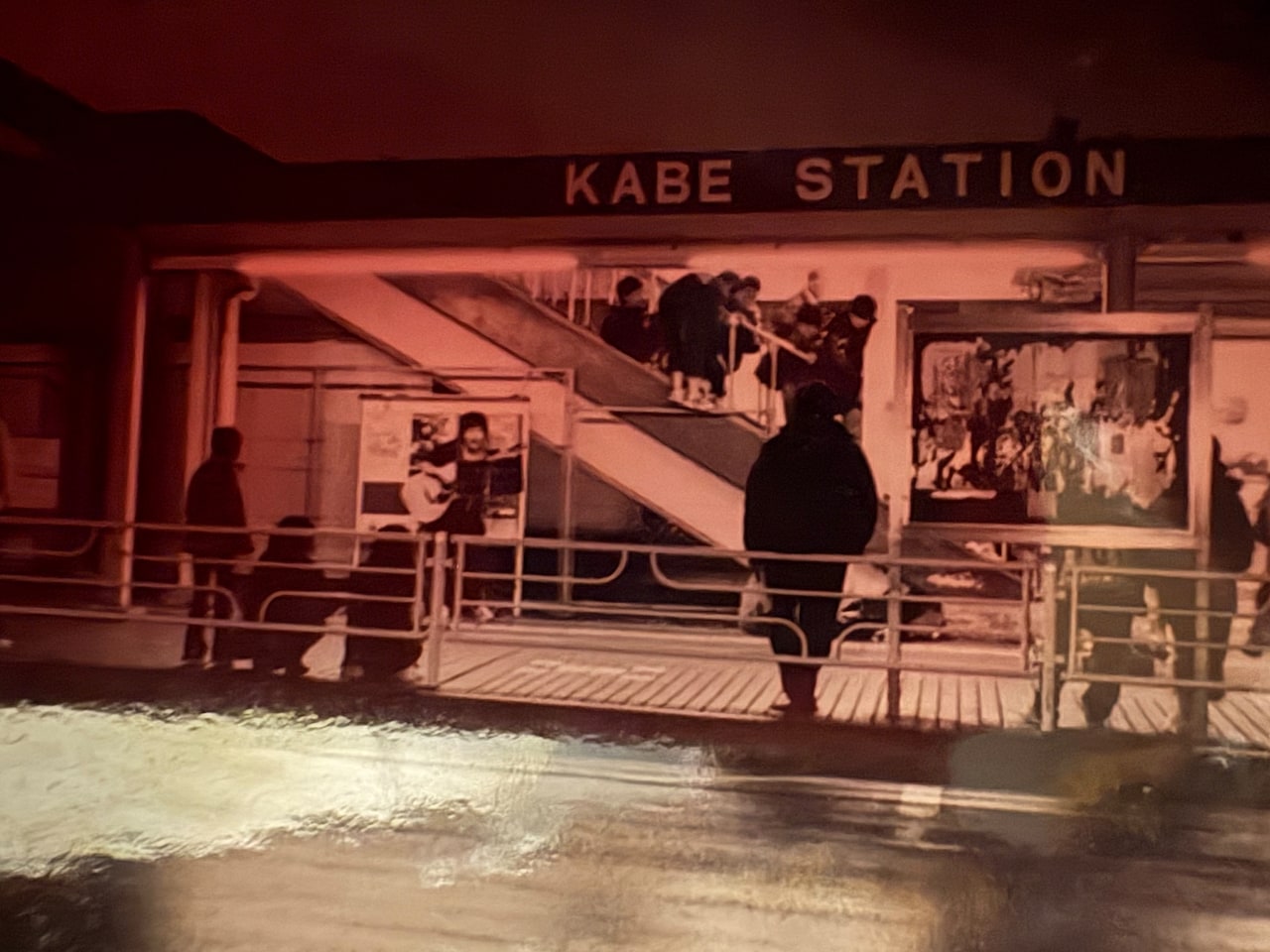 同じ日の全景。同級生と親の友達が見ている。