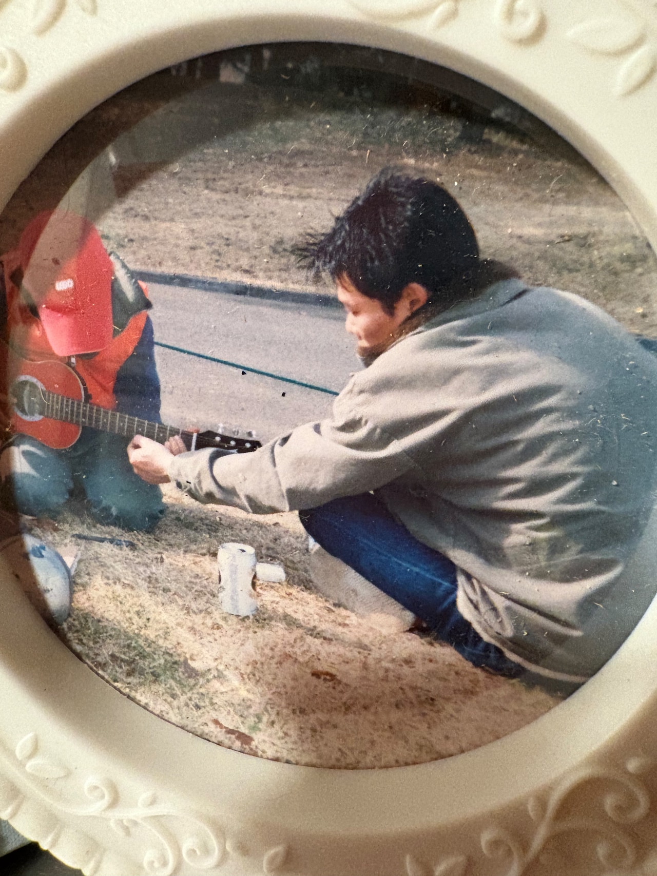 5歳頃。Ariaの子供用ギターで父にギターを教わる。