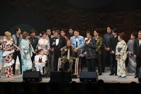 人気画像2位は「北島三郎、小林旭、里見浩太朗、水前寺清子ら24組が星野哲郎の名曲熱唱　ラストは全員であの曲を」より、「令和・歌の祭典2025 ～作詞家・星野哲郎生誕100年記念～ 時代を彩る名曲の数々」の様子。