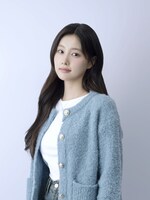 元IZ*ONEメンバーのカン・ヘウォン。「キンパとおにぎり～恋するふたりは似ていてちがう～」でヒロインを演じる。