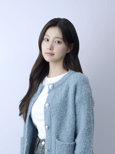 元IZ*ONEメンバーのカン・ヘウォン。「キンパとおにぎり～恋するふたりは似ていてちがう～」でヒロインを演じる。