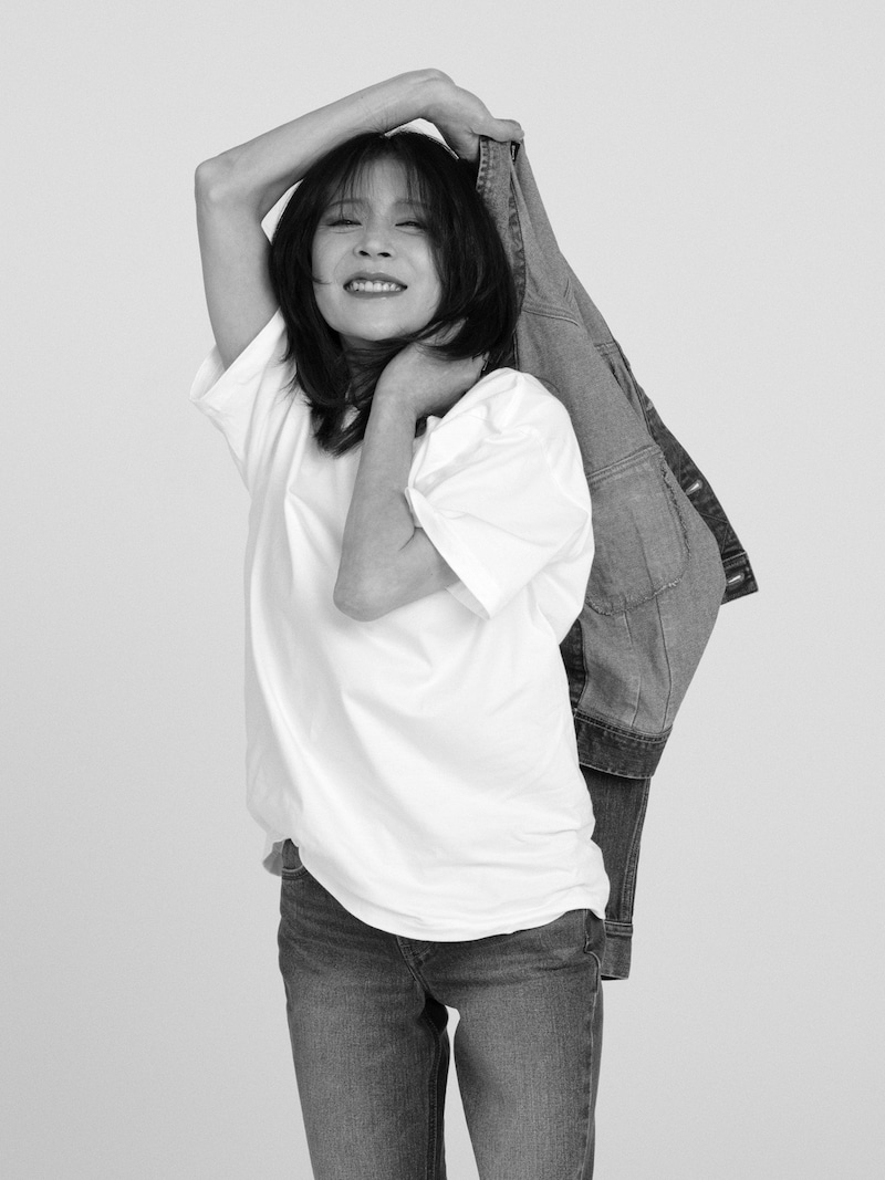 中森明菜AKINA NAKAMORI 60th Birthday Special Collaboration with ZOZOVILLA」より、Leeコラボアイテム着用画像。