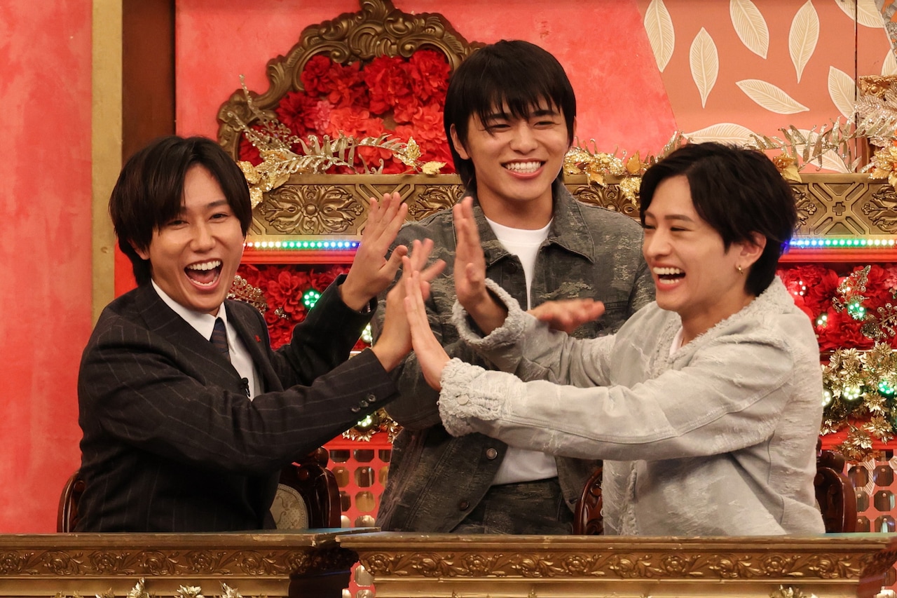 左からSnow Manの阿部亮平、timeleszの篠塚大輝と猪俣周杜。 ©フジテレビ