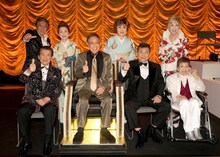 後列上から鳥羽一郎、大月みやこ、小林幸子、瀬川瑛子、前列左から里見浩太朗、北島三郎、小林旭、水前寺清子。