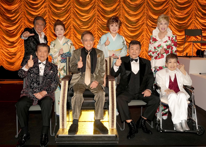 後列上から鳥羽一郎、大月みやこ、小林幸子、瀬川瑛子、前列左から里見浩太朗、北島三郎、小林旭、水前寺清子。