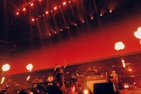 爆炎が吹き上がる中でラップするKMC。（撮影：renzo）