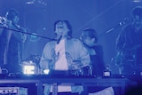 PUNPEEに肩を揉まれるSTUTS。(撮影:renzo)