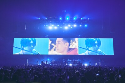 JJJの映像が映し出された場面。（撮影：鳥居洋介）