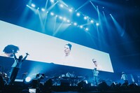 「Perfect Blue feat. Tiji Jojo, Daichi Yamamoto, RYO-Z」のパフォーマンスの様子。（撮影：横山マサト）