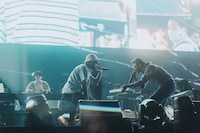 Daichi Yamamotoと鎮座DOPENESS。（撮影：横山マサト）