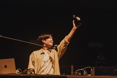 長岡亮介からテキーラを受け取ったSTUTS。（撮影：横山マサト）