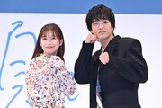 登壇時にファイティングポーズする芳根京子（左）、髙橋海人（右）。