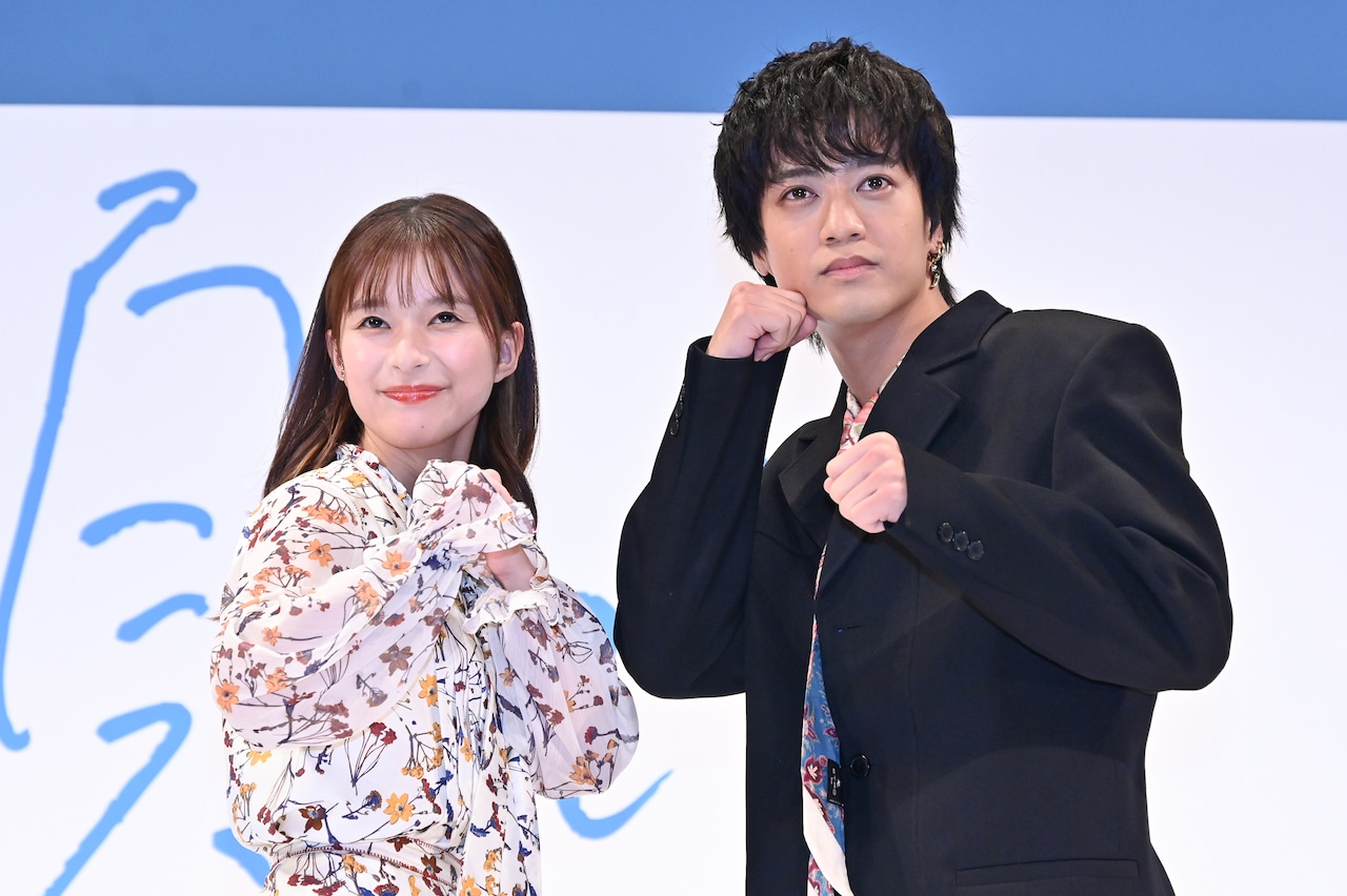 登壇時にファイティングポーズする芳根京子（左）、髙橋海人（右）。