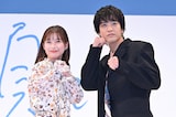 登壇時にファイティングポーズする芳根京子(左)、髙橋海人(右)。