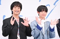 仲良く手を振る髙橋海人（左）、武市尚士（右）。