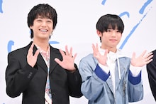 仲良く手を振る髙橋海人（左）、武市尚士（右）。