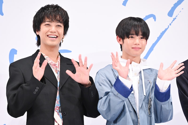 仲良く手を振る髙橋海人（左）、武市尚士（右）。