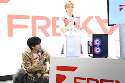 FREXARをまじまじと見るリョウガとユーキ。