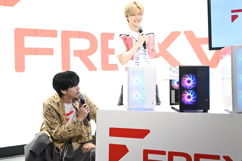 FREXARをまじまじと見るリョウガとユーキ。