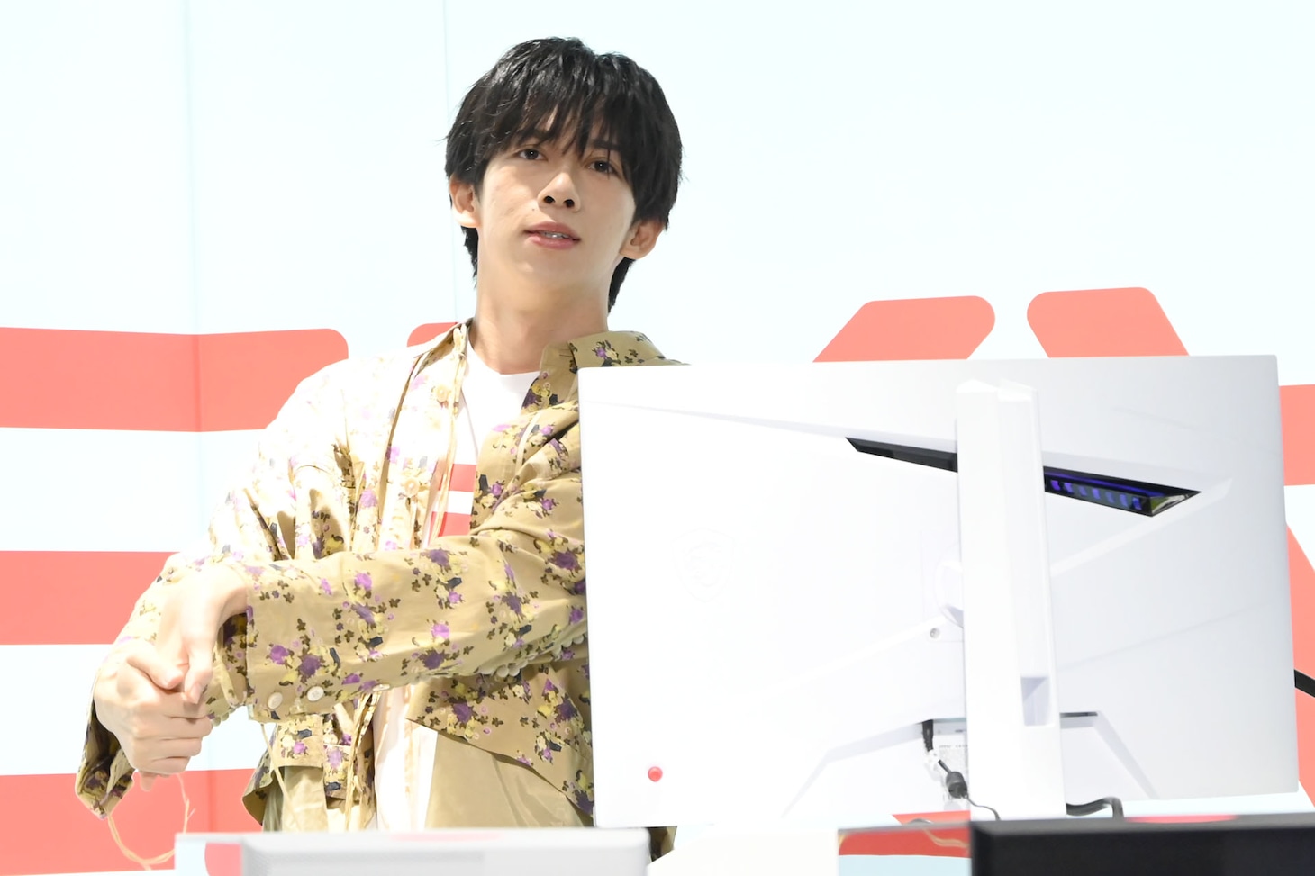 大げさにウォーミングアップをするリョウガ。