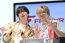 次々にポーズを変えるリョウガと笑顔で手を振るユーキ。