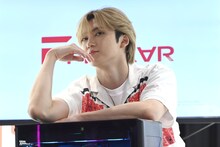 「フォトコンテストの見本になるようなポーズを」とリクエストされたユーキ。