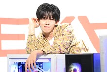 「フォトコンテストの見本になるようなポーズを」とリクエストされたリョウガ。