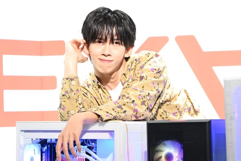 「フォトコンテストの見本になるようなポーズを」とリクエストされたリョウガ。