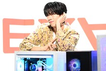 「フォトコンテストの見本になるようなポーズを」とリクエストされたリョウガ。