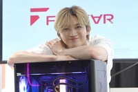 「フォトコンテストの見本になるようなポーズを」とリクエストされたユーキ。