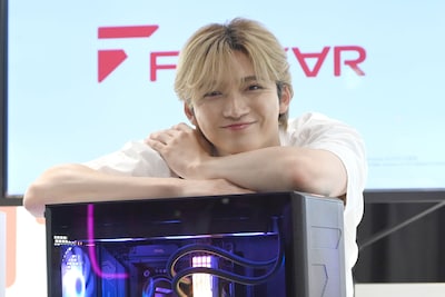 「フォトコンテストの見本になるようなポーズを」とリクエストされたユーキ。