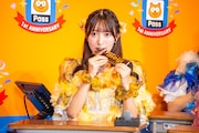 明治ミルクチョコレートを食べる山内咲奈。