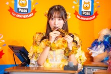 明治ミルクチョコレートを食べる山内咲奈。