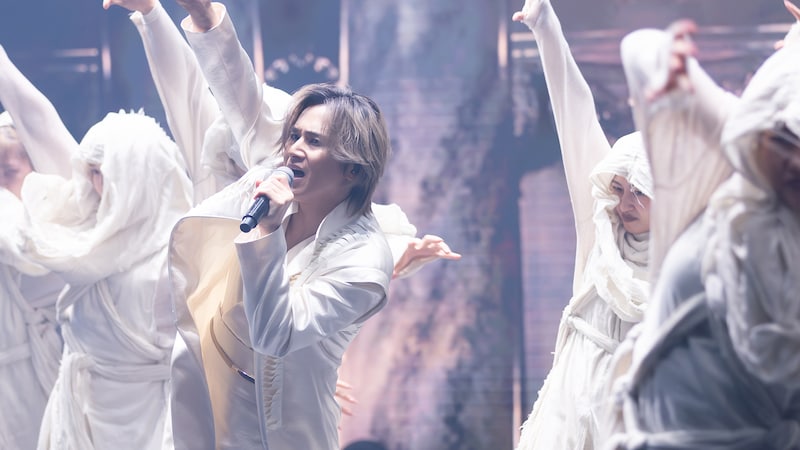 堂本光一のパフォーマンスの様子。