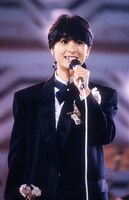 「NAOKO ANTHOLOGY SONGS」DISC4より「デビュー～Fly Me To Love（1985.11.20『速報日本レコード大賞』）」。