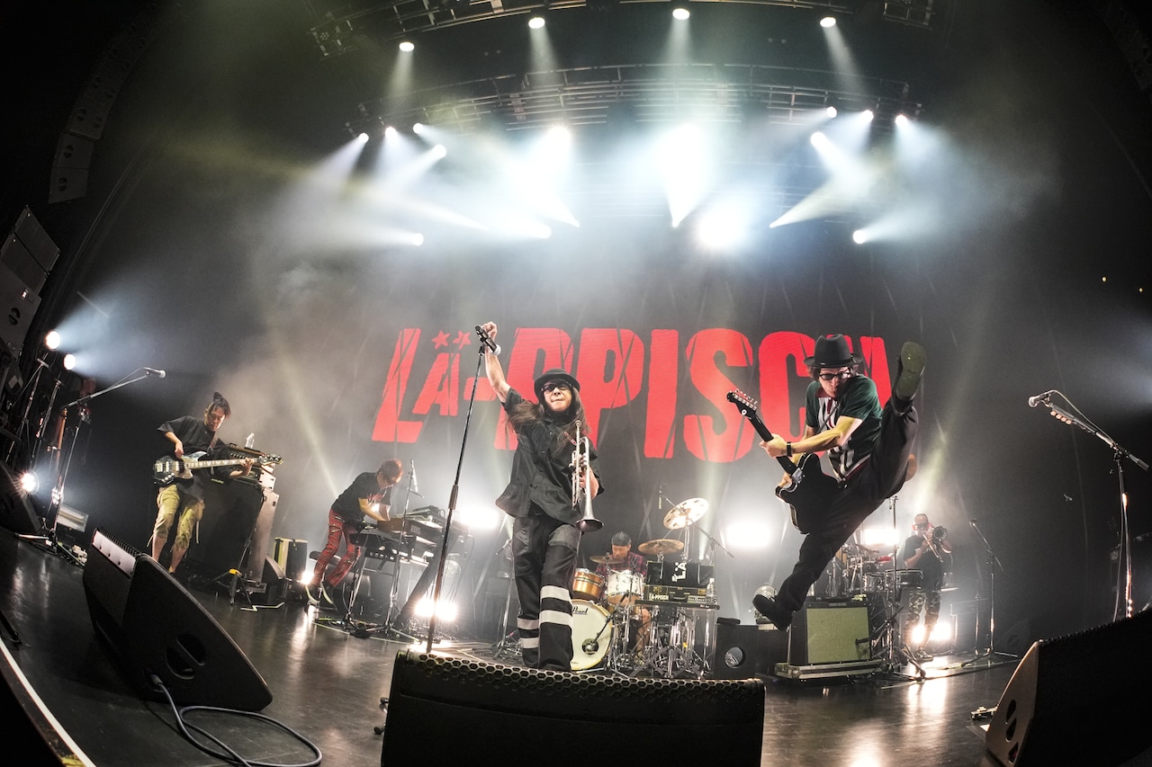 LÄ-PPISCHツアーファイナルでアドレナリン爆発、MAGUMIはぎっくり腰でもフロアへダイブ