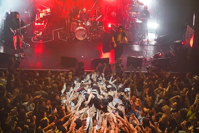 クラウドサーフするMAGUMI（撮影：緒車寿一）