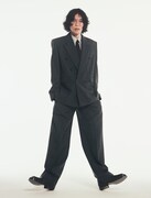 米津玄師が披露したプレイフルなポージング。ⒸGINZA/マガジンハウス