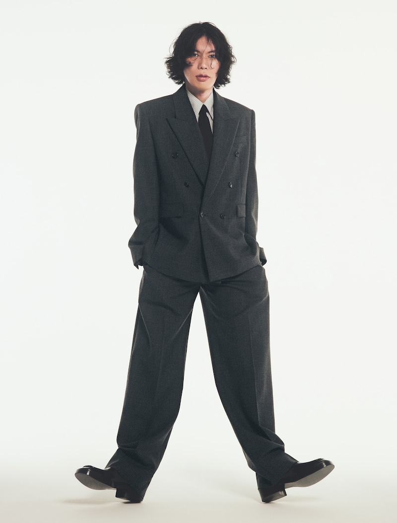 米津玄師が披露したプレイフルなポージング。ⒸGINZA/マガジンハウス